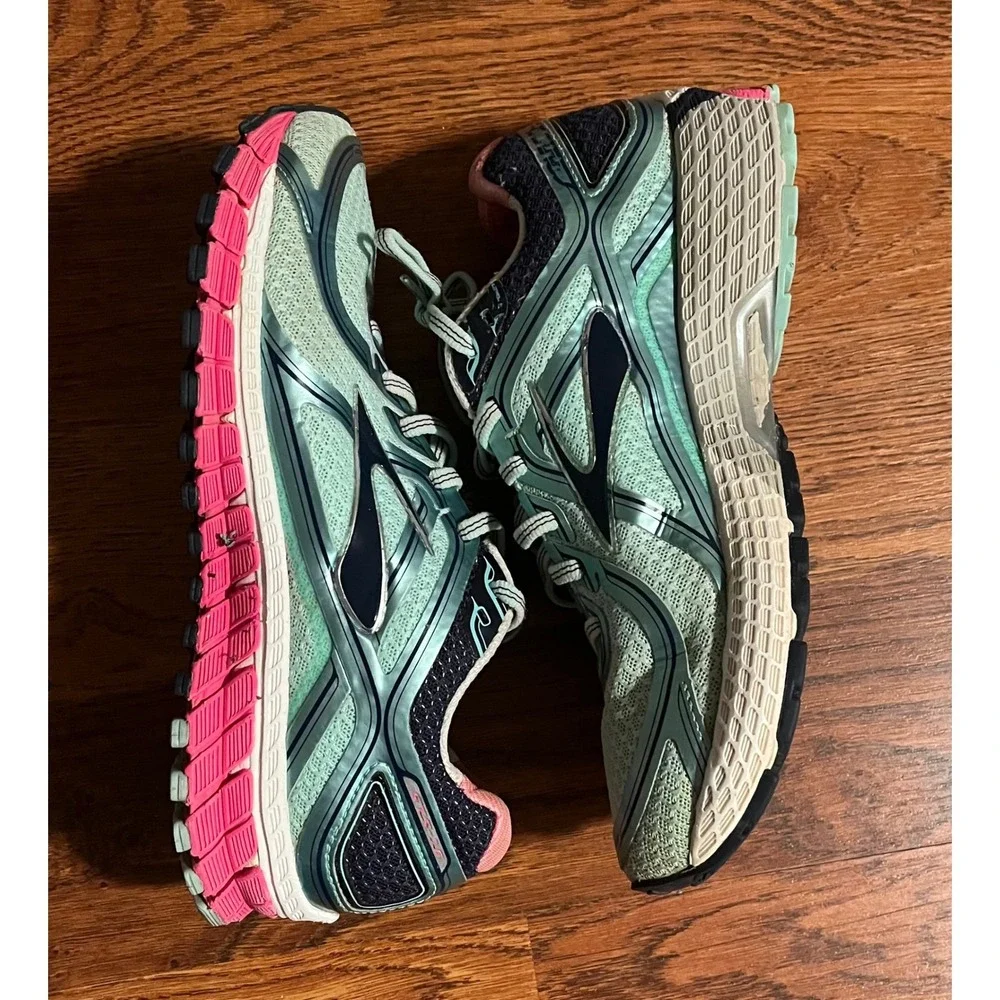 Brooks Adrenaline GTS 16 Womens 7.5 Running Shoes Teal Pink